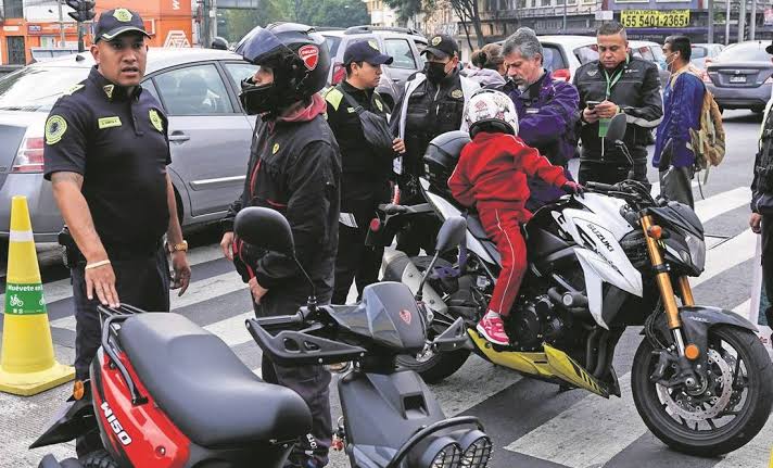 Diputados aprueban reforma que prohíbe a menores de 12 años viajar en moto