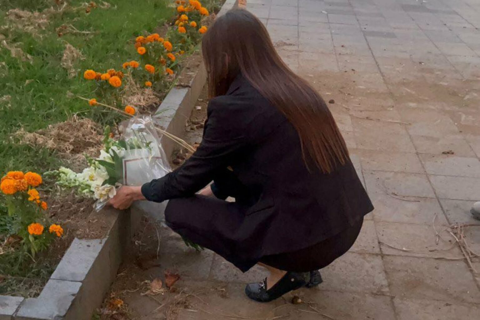 “Prometo que no te fallaré”: Grecia Quiroz visita el lugar donde hace un mes fue asesinado Carlos Manzo